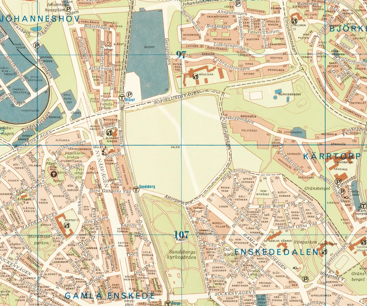 Utsnitt ur en karta från 1971. Mellan tunnelbanan, Sofielundsvägen och den böjda Åstorpsringen ligger ett stort tomt fält med namnet DALEN. Runt omkring finns kvarter och gator, och längst ner Sandsborgskyrkogården.