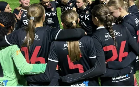 Tjejer i Enskede IK F15 firar andraplatsen i div 2