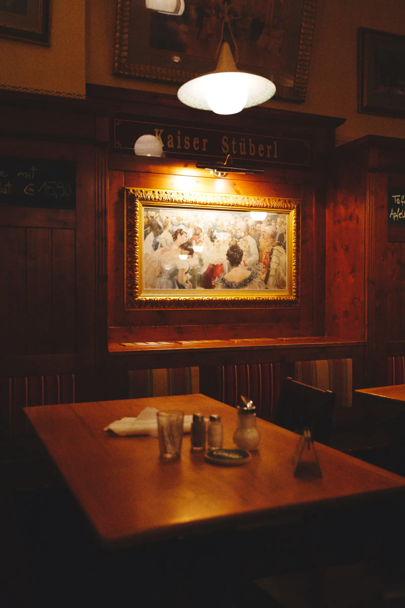 Bild från en restaurang över ett bort med salt och papparkar samt en tavla i bakgrunden