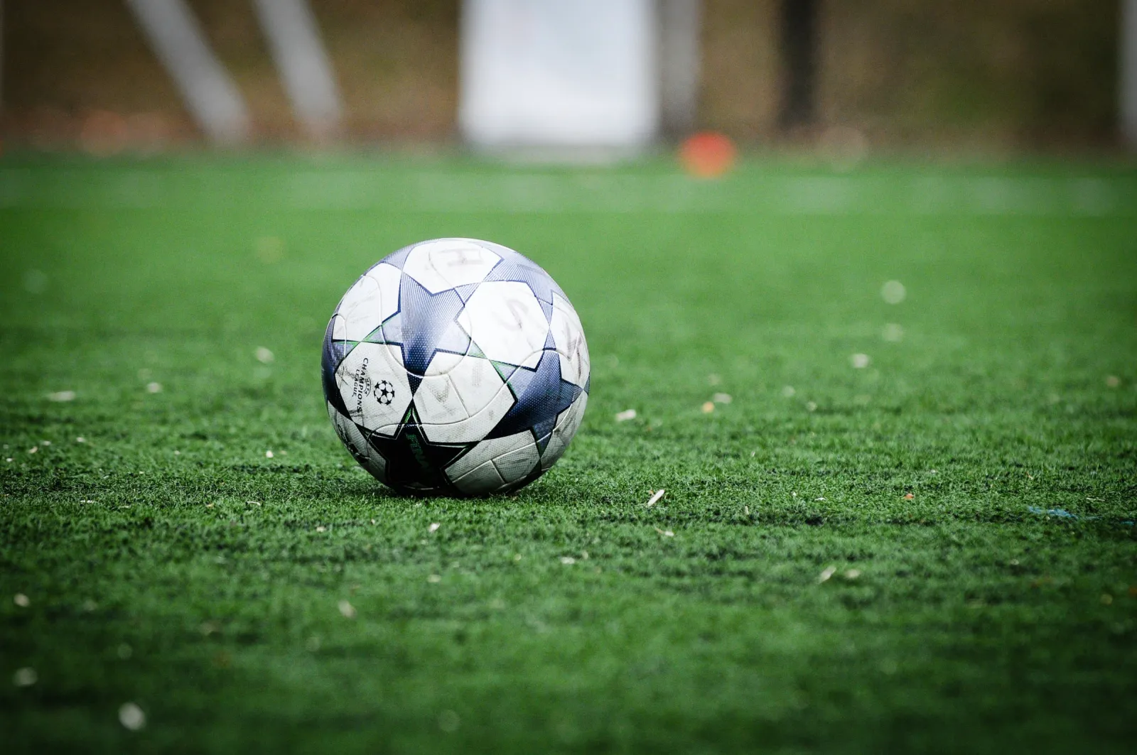 Fotboll som ligger stilla på en gräsmatta